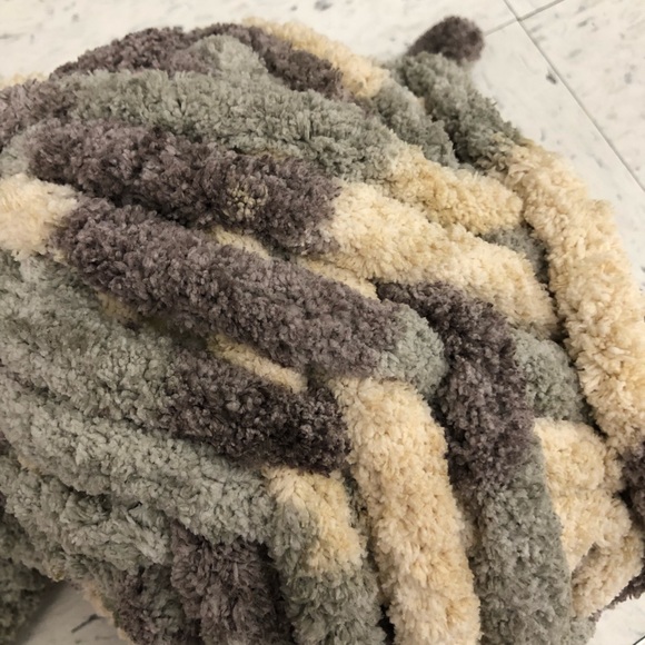 ๐ฅ๐ฅNWT! HANDKNIT! Marroon and grey only! On sale!!! Chunky loop blanket! - Picture 13 of 13